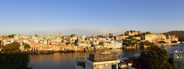 Fototapete - beautiful panoramic view of Udaipur city in Rajastan, India with famous Pichola lake and historical buildings