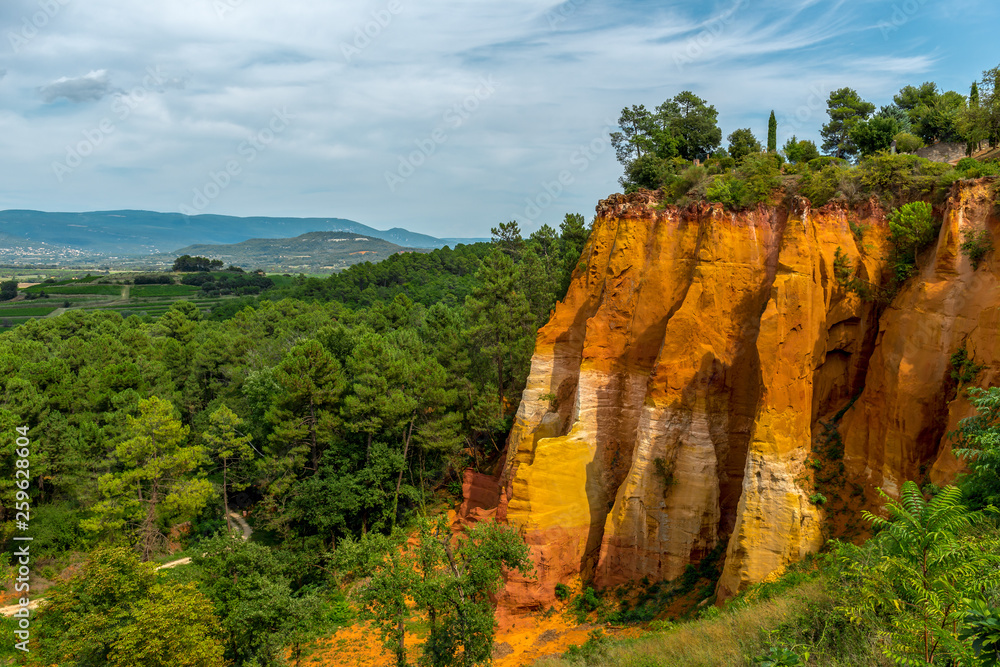 Roussillon, czerwony klif będący jednym z największych złóż ochry na świecie (skały wykorzystywanej jako naturalny barwnik), Francja - obrazy, fototapety, plakaty 