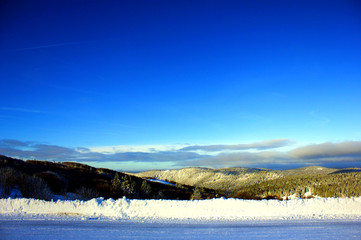 Wall Mural - vue sur les montagnes enneigées des Vosges depuis le sommet du hohneck