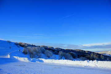 Wall Mural - vue sur les montagnes enneigées des Vosges depuis le sommet du hohneck