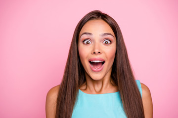 Poster - Incredible information Close up portrait of pretty astonished lady impressed isolated in bright clothing model with opened mouth on rose-colored background