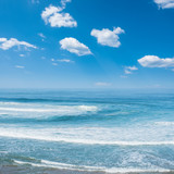 Fototapeta Na sufit - Blue ocean waves. Breaking waves at sunny day. Tropical resort