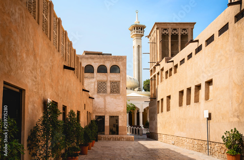 Obraz Dibond Stary widok Dubaju z meczetu, budynków i tradycyjnej ulicy arabskiej. Historyczna dzielnica Al Fahidi, Al Bastakiya. Dzielnica dziedzictwa w Zjednoczonych Emiratach Arabskich (ZEA).