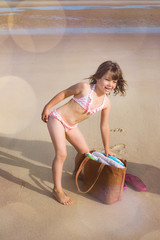 Poster - jolie fillette sur la plage