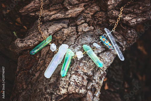 Fotomural Natural crystal quartz stone necklace on natural wooden background