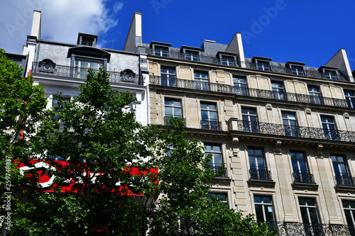 Fotomural Paris; France - april 2 2017 : boulevard des Capucines