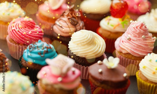 Fotomural Tasty Colorful cupcakes on background