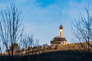 San Valentino la Chiesa al tramonto, Siusi allo Sciliar e Castelrotto, Dolomiti, Italia