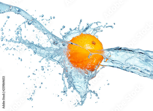  Fototapeta owoce w wodzie   pomaranczowy-w-plusk-wody-na-bialym-tle