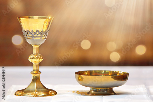Fotomural Golden chalice on the altar and rays of light from heaven