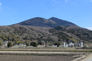 筑波山 ／ 日本百名山、日本百景、関東の富士見百景、日本の地質百選に選定されている、標高877mの筑波山です。男体山と女体山の２つの峰を持ち、古くから信仰の山として栄えてきました。