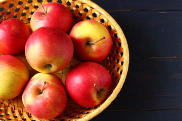 Canvas Print - Red apples Idared in a basket on a dark background