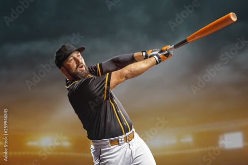 Plakaty Baseball  profesjonalny-gracz-w-baseball-w-akcji-na-wielkiej-arenie-wieczorem-podczas-gry