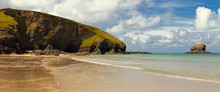 Der Strand Von Portreath Beach In Cornwall Mit Einem Schönen Wolkenhimmel Und Beeindruckenden Felsen