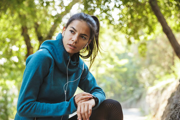 Poster - Close up of an attractive young fitness woman