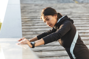 Canvas Print - Close up of an attractive young fitness woman