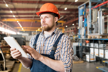 Canvas Print - Engineer in factory