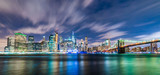 Fototapeta Londyn - Manhattan panoramic skyline at night with Brooklyn Bridge. New York City, USA. Office buildings and skyscrapers at Lower Manhattan (Downtown Manhattan)..