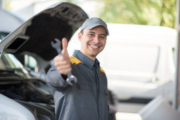 Poster - Smiling mechanic in front of a van