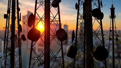 Fotografía telecommunication towers with antennas