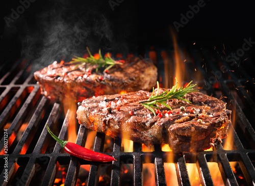 Fotomural Beef steaks sizzling on the grill