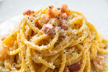 Spaghetti Alla Carbonara, Tipica Ricetta Di Pasta Italiana