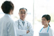 © ohayou! - 打合せをする医者と看護師
