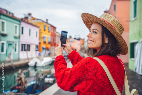 Fotografía Smiling tourist takes photos in Italy