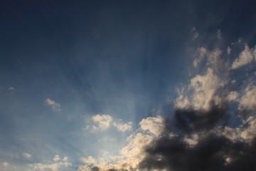 raios solares entre nuvens no céu azul