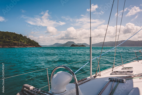 Cuadros en Lienzo Sailboat sailing on a warm beautiful day in the Whitsunday Islands on the Great Barrier Reef in Australia