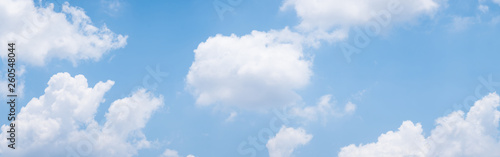 Naklejka niebo   tlo-blekitnego-nieba-z-bialymi-chmurami-w-ciagu-dnia-panorama