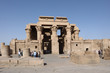 Der Tempel von Kom Ombo am Nile in Ägypten mit Touristen, blauer Himmel