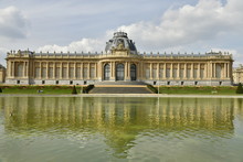 L'imposant Musée National De L'Afrique Centrale Récemment Restaurée Se Reflétant Dans Sa Grand Pièce D'eau ,au Parc De Tervuren à L'est De Bruxelles