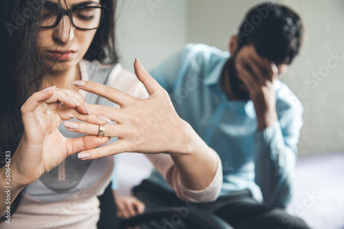 Fotomural sad woman hand ring with sad man