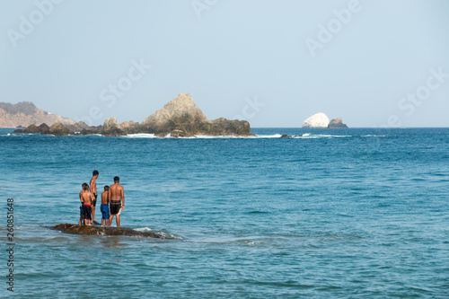 Enfants Debout Sur Un Rocher Au Milieu De La Mer Ils Regardent Au Large Les Rochers Plage De Mazunte Oaxaca Mexique Stock Photo Adobe Stock Enfants Debout Sur Un Rocher Au Milieu De La Mer Ils Regardent Au Large Les Rochers Plage De Mazunte Oaxaca Mexique Stock Photo Adobe Stock