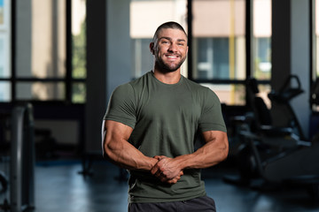 Poster - Muscular Man Posing In Green T-shirt