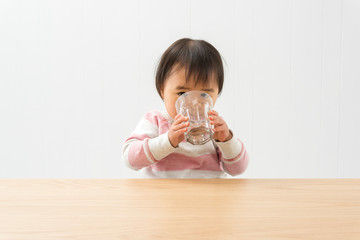 Canvas Print - 水を飲む女の子