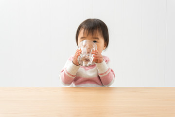 Canvas Print - 水を飲む女の子