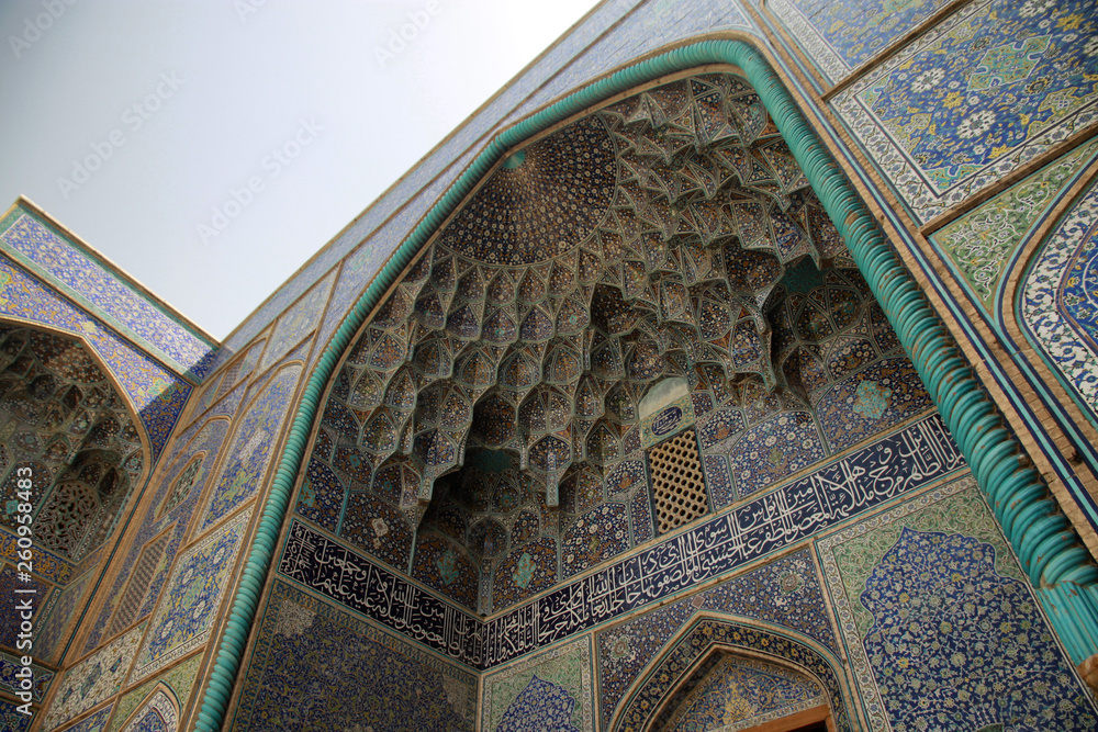 bogate zdobienia na ścianach niebieskiego meczetu w iranie - obrazy, fototapety, plakaty 