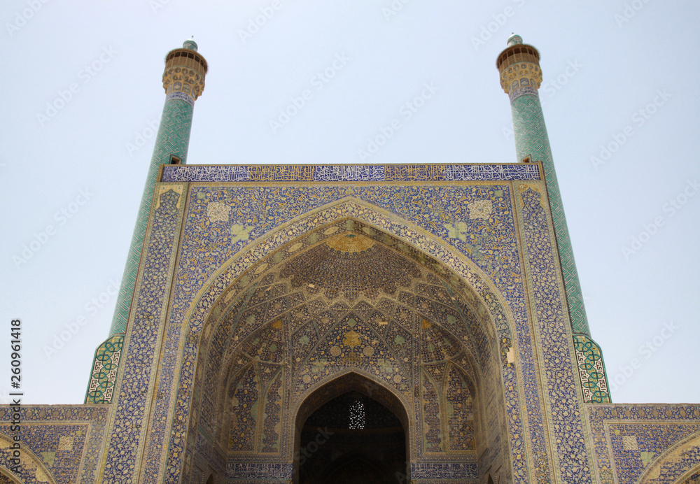 fasada niebieskiego zabytkowego meczetu w iranie na tle niebieskiego nieba - obrazy, fototapety, plakaty 