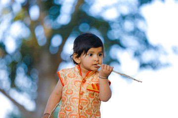 Canvas Print - Indian child on traditional Wear