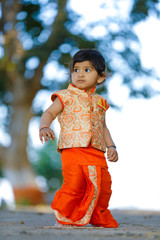 Canvas Print - Indian child on traditional Wear