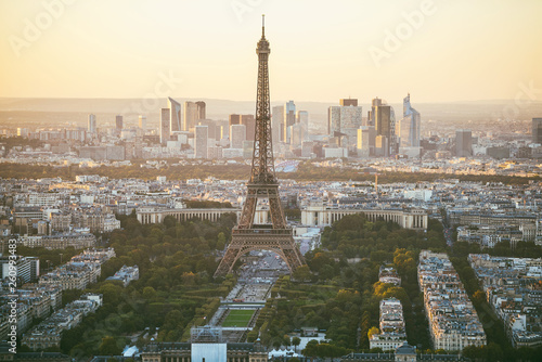 Plakat Paryż, wieża Eiffla wieczorem, Francja, Europa