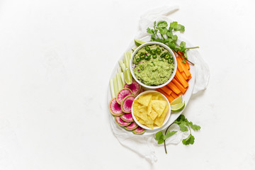 Wall Mural - Vegetarian crunchy plateau with guacamole