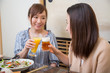 © buritora - 女性同士で飲む