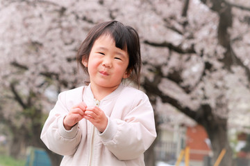 Sticker - 桜を背景にハートマークを作る女の子