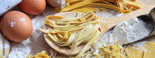 Fotografía Fresh pasta homemade preparation, closeup view, banner