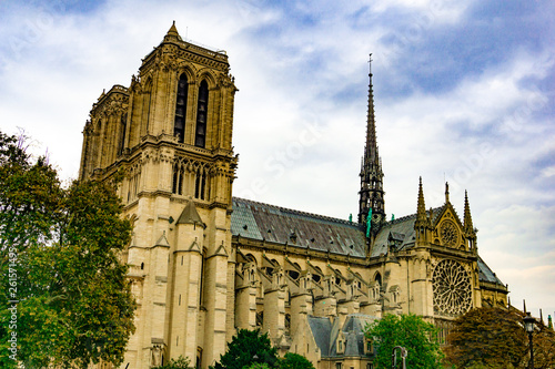 Plakat Na zewnątrz katedry Notre Dame de Paris w pochmurny dzień błękitnego nieba