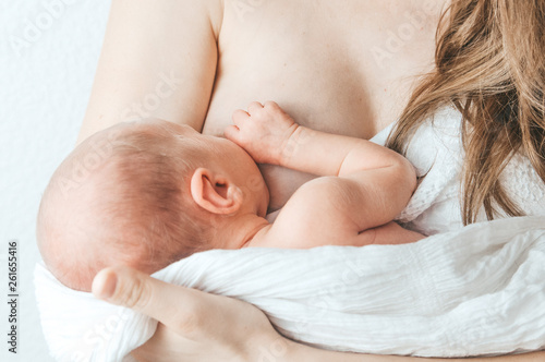 Fotomural Woman breastfeeds her newborn baby