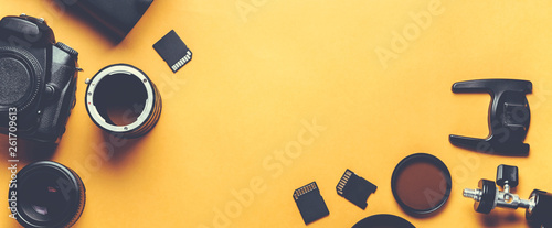 Photographie Digital camera, lenses and equipment of the photographer on a yellow background
